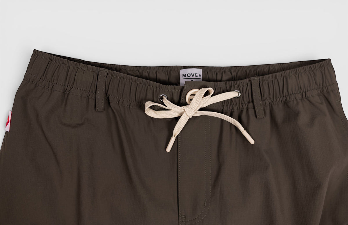 Close view of the waistband and contrast drawstring on MOVE Sport Apparel Men’s Ripstop 5 pocket Joggers in Major Brown.